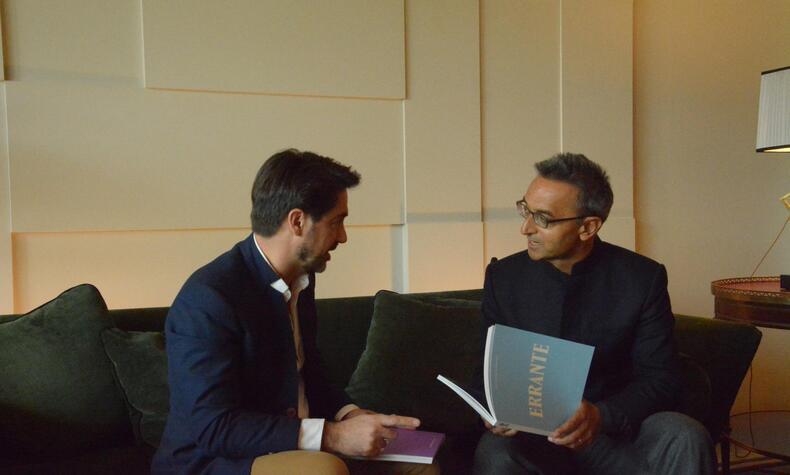 ソヌ・シブダサニとエレファント・トラベルのマネージング・パートナー、ゴンサロ・ヒメノ。 ソヌ・シヴダサニモルディブのサステナブル・ラグジュアリー ソネバ