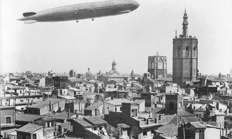 バレンシア上空のツェッペリン飛行船の旅