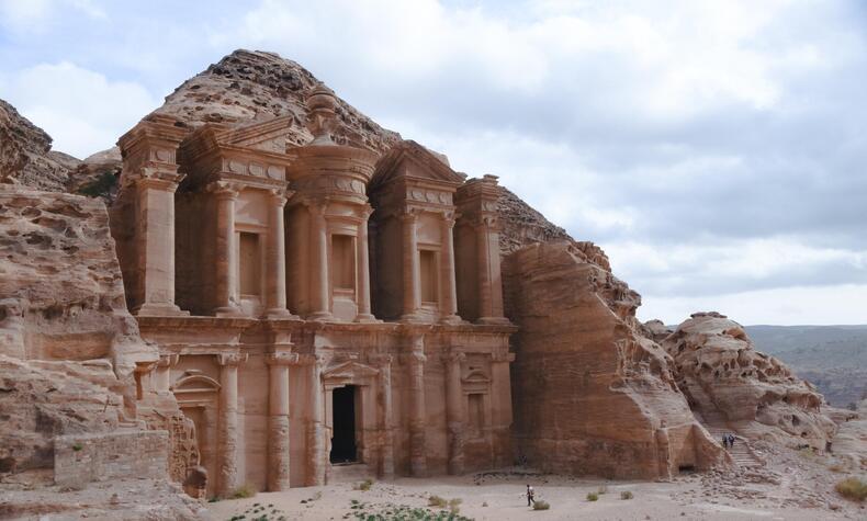 ナバテア王国の古代首都ペトラは、ヨルダンの主要な考古学遺跡です。 ヨルダン・ペトラ