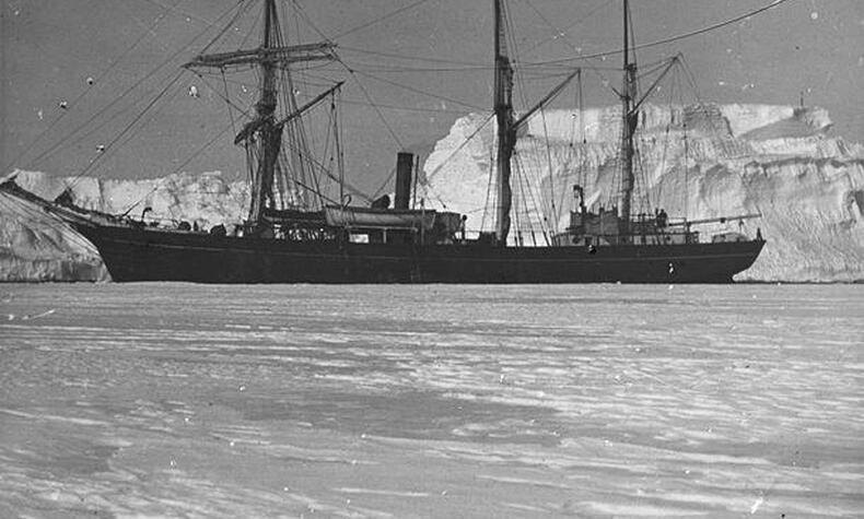 エンデュランス号は、1912年にノルウェーの造船所で建造された砕氷ブリッグ船でした。黒い船体は他の船と似ていましたが、極地の厳しい気候条件に耐えられるよう設計されていました。 アドベンチャー・アンタークティカ・シャクルトン・エンデュランス・ポールズ