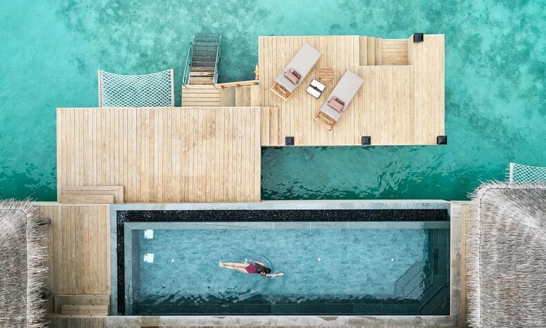 モルディブ、ジョアリのヴィラのプールの航空写真。 モルディブの島々 ジョアリ・プライベート・ヴィラ