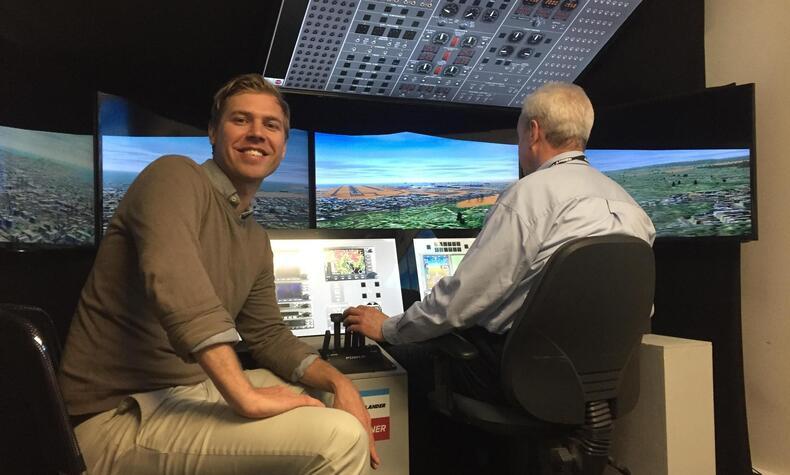 英国ベッドフォードの格納庫にあるエアランダー 10 フライトシミュレーターとパイロット。 カール・オスカー・ラワツェック パイロット オセアンスキー飛行船