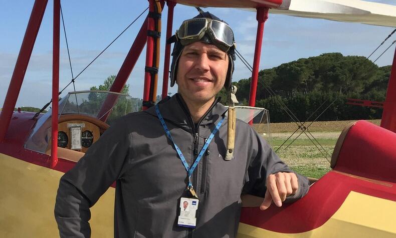 カール・オスカー・ラワツェック、オセアンスキー飛行船を操縦。