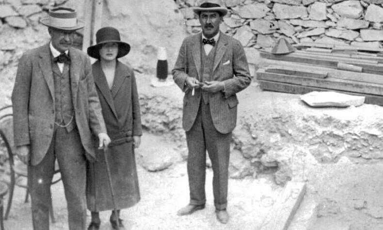 1922年にツタンカーメンの墓に入った最初の人々は、エブリン夫人、カーター、カーナヴォンでした。 レディ・イブリン・ハーバート・ツタンカーメン墓