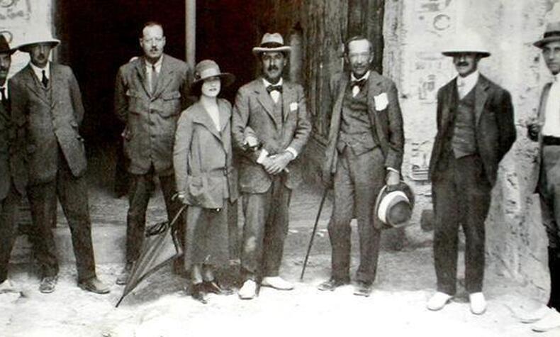 カーナヴォン卿はエジプト学の愛好家で、1907年にはハワード・カーターの後援者となり、王墓の発掘に尽力しました。 ツタンカーメンの墓 ハワード・カーター