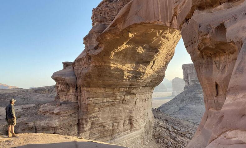 ヒスマ砂漠は隣国ヨルダンにある有名なワディラム砂漠の延長であり、紅海のサンゴ礁で終わります。 ネオム・ヒスマ・デザート