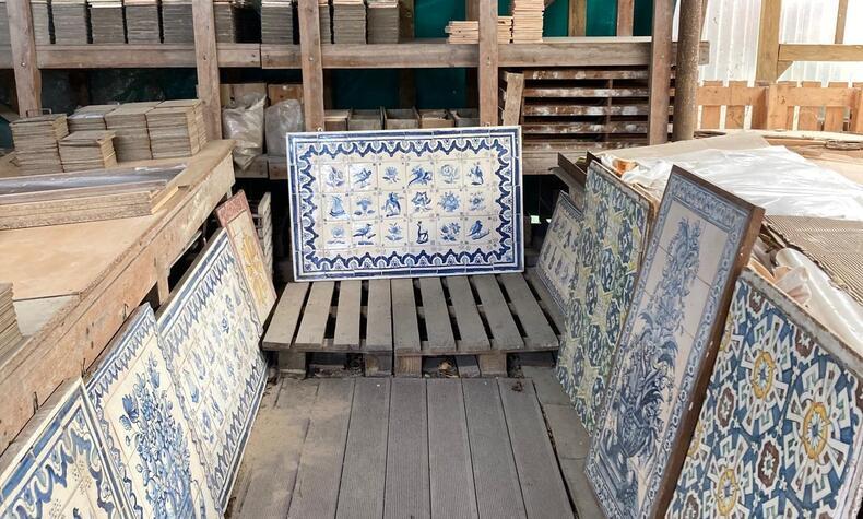 ポルトガルのタイルの典型的な青色は、コバルト顔料によって得られます。 アズレージョ・アゼイタオ工場