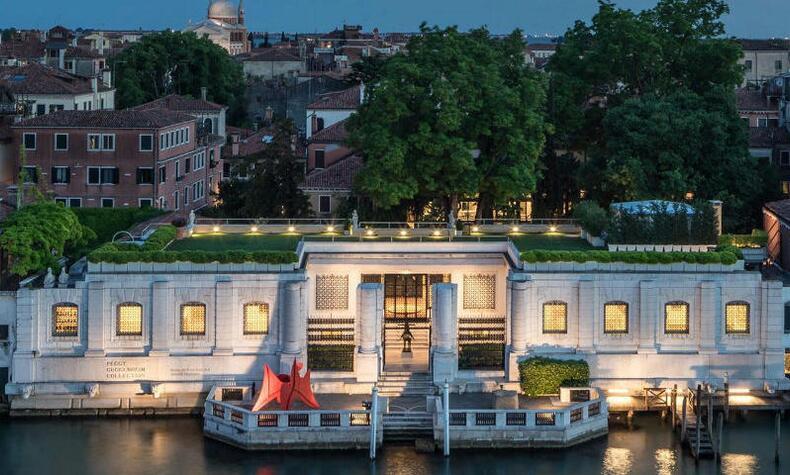 17 世紀に建てられたヴェニエ・デイ・レオーニ宮殿は、かつてペギー・グッゲンハイムの邸宅であり、現在は彼女がヴェネツィア市に遺贈したすべての美術コレクションが収蔵されています。 ヴァーニエ・デイ・レオーニ宮殿