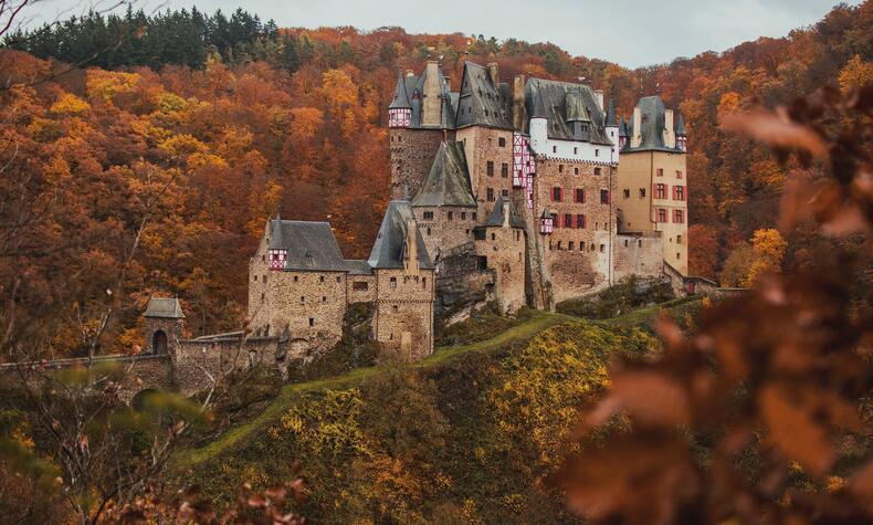 このドイツ地方の特徴は、12世紀に建てられたエルツの城のような堂々たる中世の城があることです。写真:ユリア・ソロニーナ ラインラント秋の旅