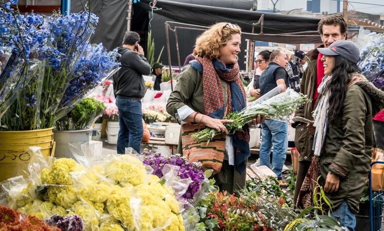 サリーはコロンビアへの旅で、世界有数のバラの生産国であるこの国のさまざまな花市場を訪れました。写真:パトリシア・セミール サリー・ハンブルトン。コロンビアにて。