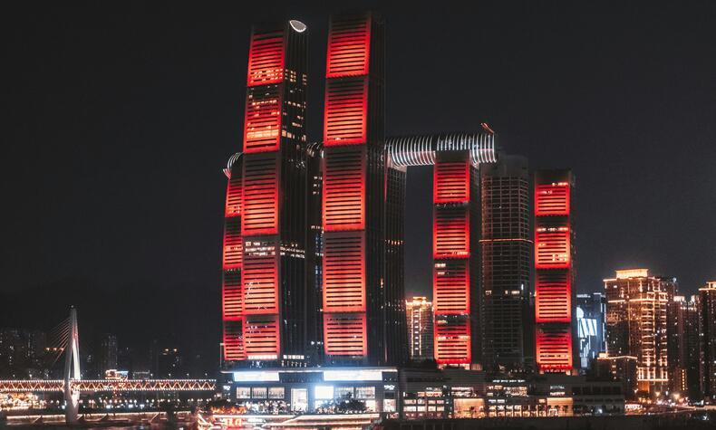 LEDの色の違いによって、複合施設の外観が変化します。写真:アルバート・カニテ 写真アルバート・カニテ重慶。中国。