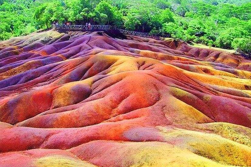激しい豪雨や悪天候にも関わらず、これらの多彩な砂丘の色彩は決して色褪せることはありません。 砂丘の色 モーリシャス