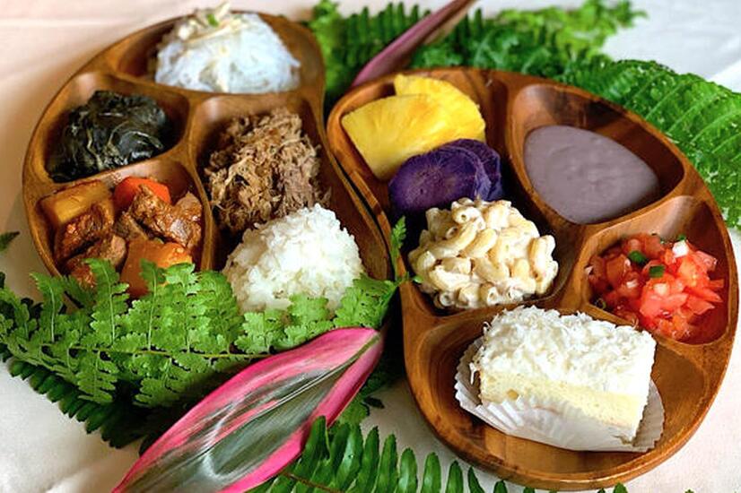 「ルアウ」は島の代表的な料理と民族舞踊を組み合わせた伝統的なお祭りです。 ハワイ・ルアウ・ポケ・ガストロノミー