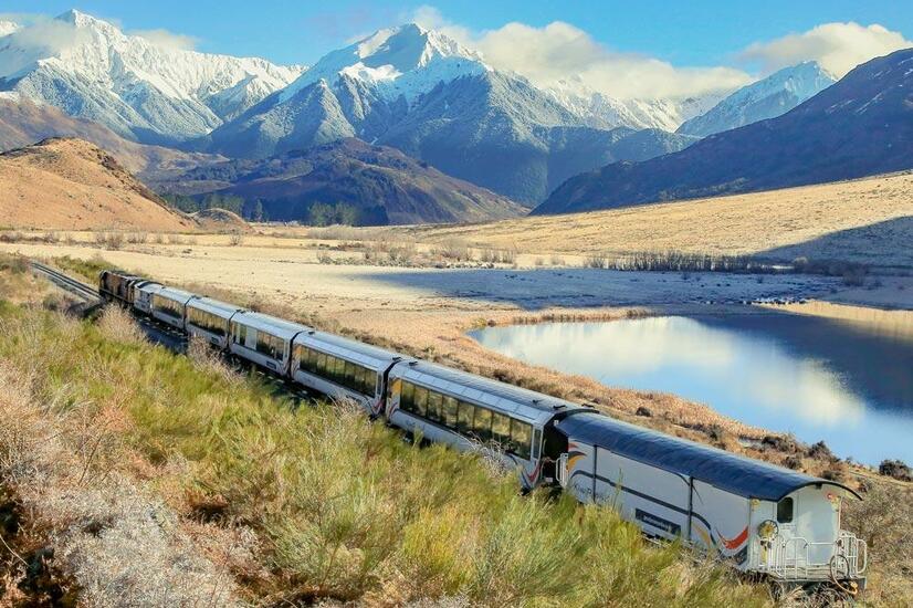 クライストチャーチから122km離れたサラ湖を通過するトランツアルパイン列車。 トランザルパイン列車