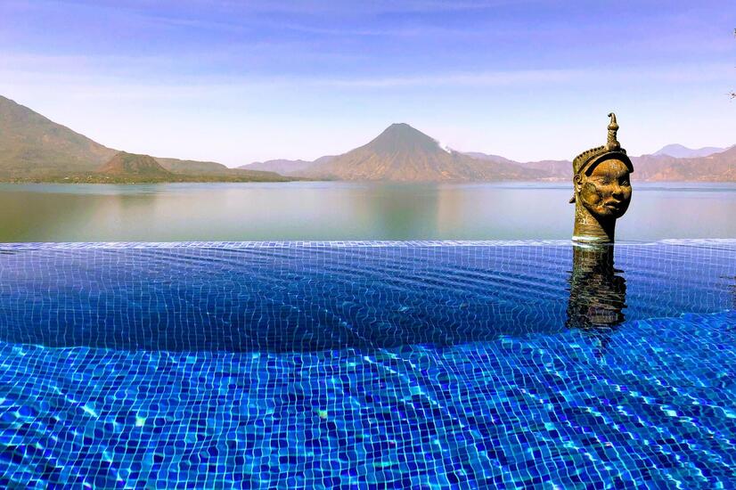 アティトラン湖のインフィニティプール。写真:ジョン・キャメロン グアテマラのアティトラン湖。