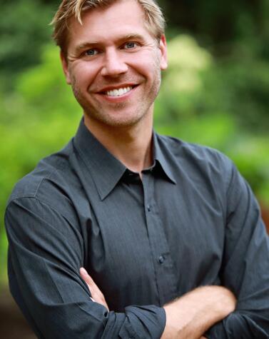 ラヴァチェク氏は、持続可能な航空の新しい時代は飛行船が主流になると主張しています。 カール・オスカー・ラワツェック、オセアンスキー飛行船を操縦。