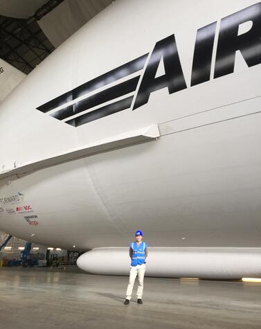 格納庫内のラヴァチェク氏、隣にはエアランダー 10 飛行船のプロトタイプがあります。 カール・オスカー・ラワツェック パイロット オセアンスキー飛行船