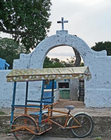 ユカタン州の辺境の村、ポムチの墓地の入り口。 メキシコ死者の日ポムチの旅 メキシコ死者の日ポムチ