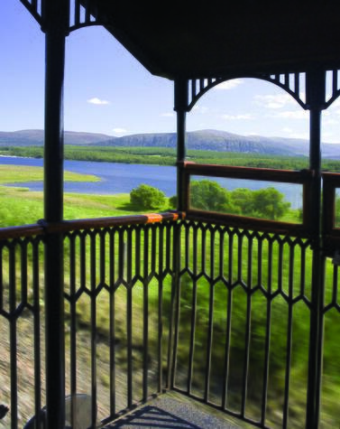 列車の最後尾にある展望車からは、スコットランドの風景を眺めることができます。 豪華列車の旅 スコットランド ベルモンド・ロイヤル・スコッツマン