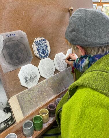 このタイル工場では、17 世紀と同じように、すべてのタイルが手作業で塗装されています。 アズレージョ・アゼイタオ工場