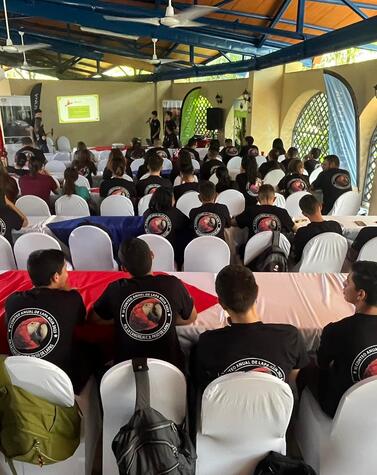 毎年恒例のコンゴウインコの数を数える生徒たち