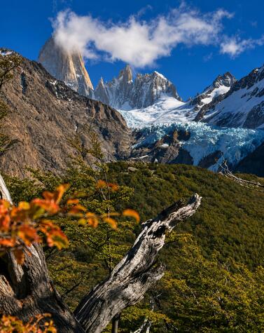 エル・チャルテン周辺にあるフィッツ・ロイ山塊と、その吊り氷河の一つ。写真：ゴンサロ・ヒメノ。