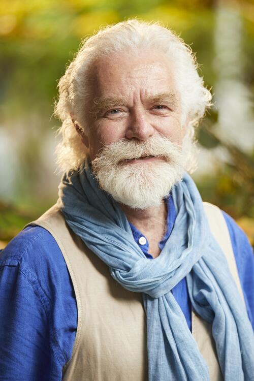 ナショナルジオグラフィック協会でドキュメンタリーを制作するデレック・ジュベール。写真:マーク・ティッセン、ナショナル ジオグラフィック サファリ ラグジュアリー アフリカ 自然保護 デレック・ジュベール