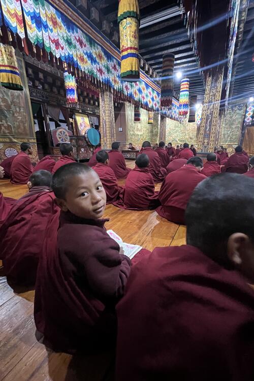 18歳になると、学生は修道生活を送るか世俗生活を送るかを決定します。 18歳になると、修道生活か世俗生活のどちらかを選択し、1年間の孤独な修練に臨む。