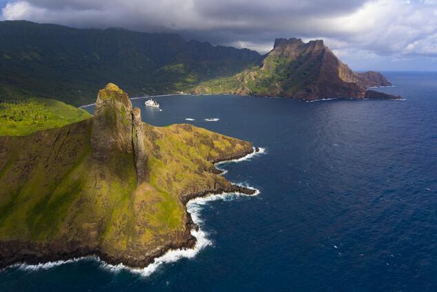 他のポリネシア諸島とは異なり、マルケサス諸島の風景は湾と大きな崖で構成されています。 ラグジュアリークルーズ ポリネシア マルケサス諸島 アラヌイ島