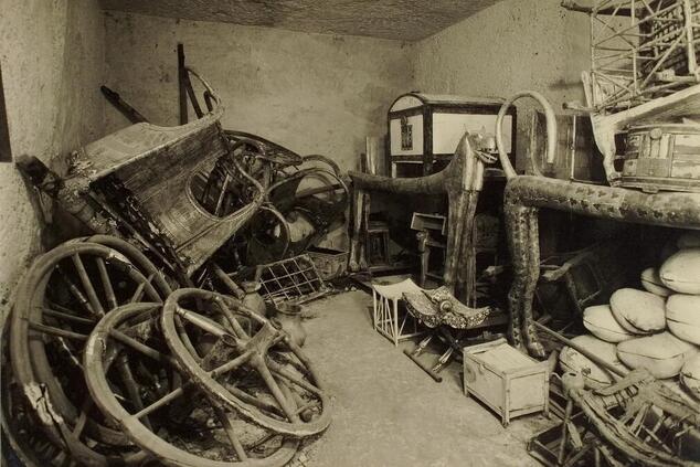 綿密な目録作成作業が完了すると、カーターは考古学から引退しました。彼はルクソール近郊の自宅とロンドンを行き来しながら生活を続け、1939年にロンドンで亡くなりました。 ハワード・カーター ツタンカーメンの墓