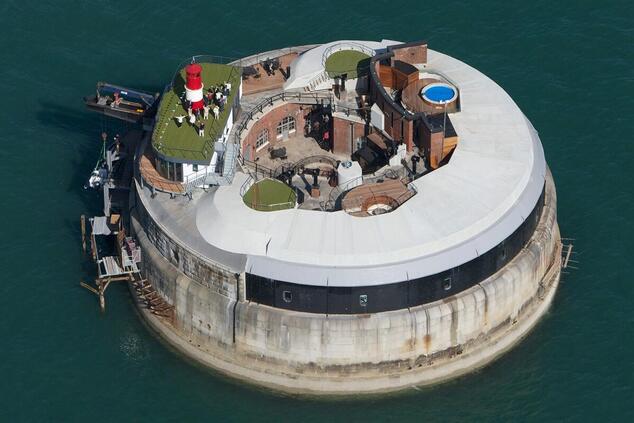 写真:ソレントフォート NO MAN'S FORT PORTSMOUTHラグジュアリーホテル、珍しいロケーションで販売中