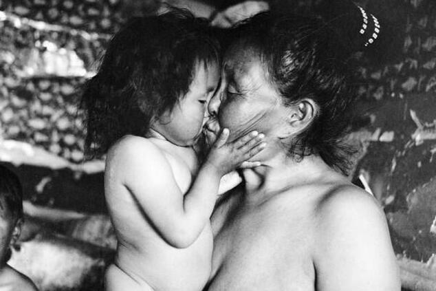 デンマークの写真家であり探検家でもあるジェット・バンは、イヌイットの生活の最も親密で日常的な側面を写真に収めました。写真：ジェット・バン