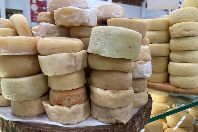 セトゥーバル市場のチーズ