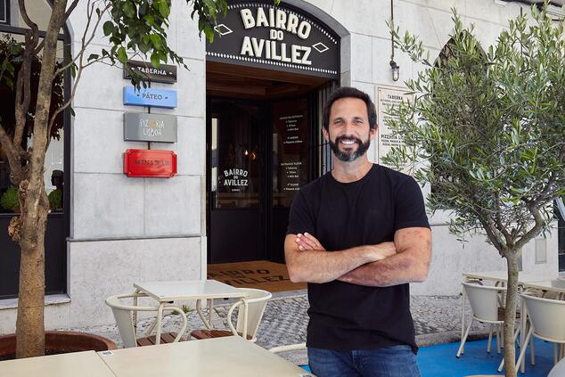 レストラン「バイロ・ド・アヴィレス」の前に立つシェフ、ホセ・アヴィレス。 ポルトガル人シェフ、ホセ・アヴィレス