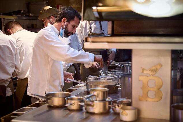 ポルトガルで唯一ミシュラン2つ星を獲得したレストラン、ベルカントの厨房で働くホセ・アヴィレス。 シェフ、ホセ・アビレス ポルトガル・ベルカント・リスボア