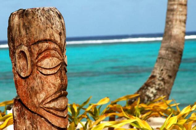 マオリ様式の木彫りは島の伝統工芸品の一部です。 ラロトンガ・クック諸島