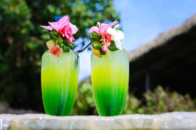 すべての島に存在する色彩と創造性は、地元の果物の天然ジュースで作られたカクテルに反映されています。 ラグジュアリー・トラベル クック諸島