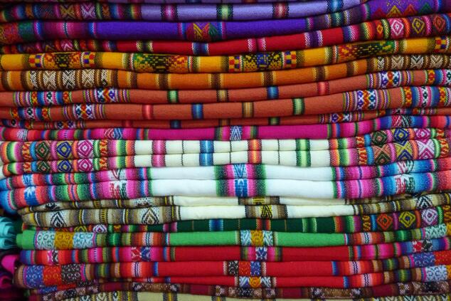 フフイ州の手工芸品は、この地域のラマや羊から採れた糸で作られています。写真:クリス・バイ プルママルカの町には、植民地時代の建築物やケブラデーニョの人々の習慣や伝統が残されている。