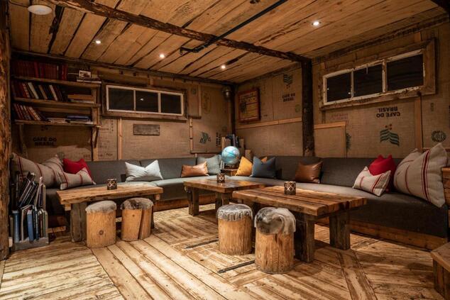 ベースキャンプ・ホテル・スバルバル