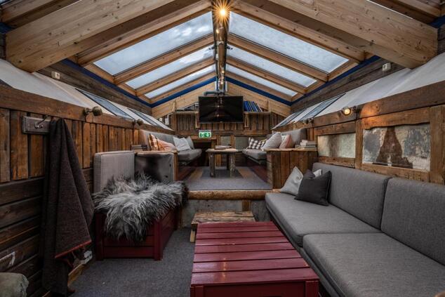 ベースキャンプ・ホテル・スバルバル