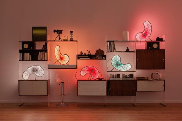 デザイン・マイアミでのチャド・レイク・テーブルランプの組み立て。