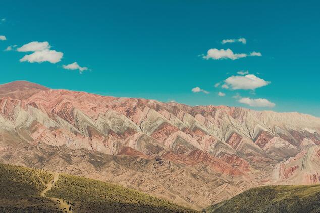 標高4,700メートルにある、いわゆるオルノカルの虹の山々。 ホルノーカル山脈 アルゼンチン