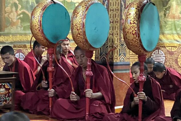 ブータンの僧院の僧侶たち。