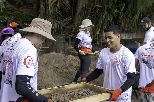 コスタリカ国立大学のボランティア。