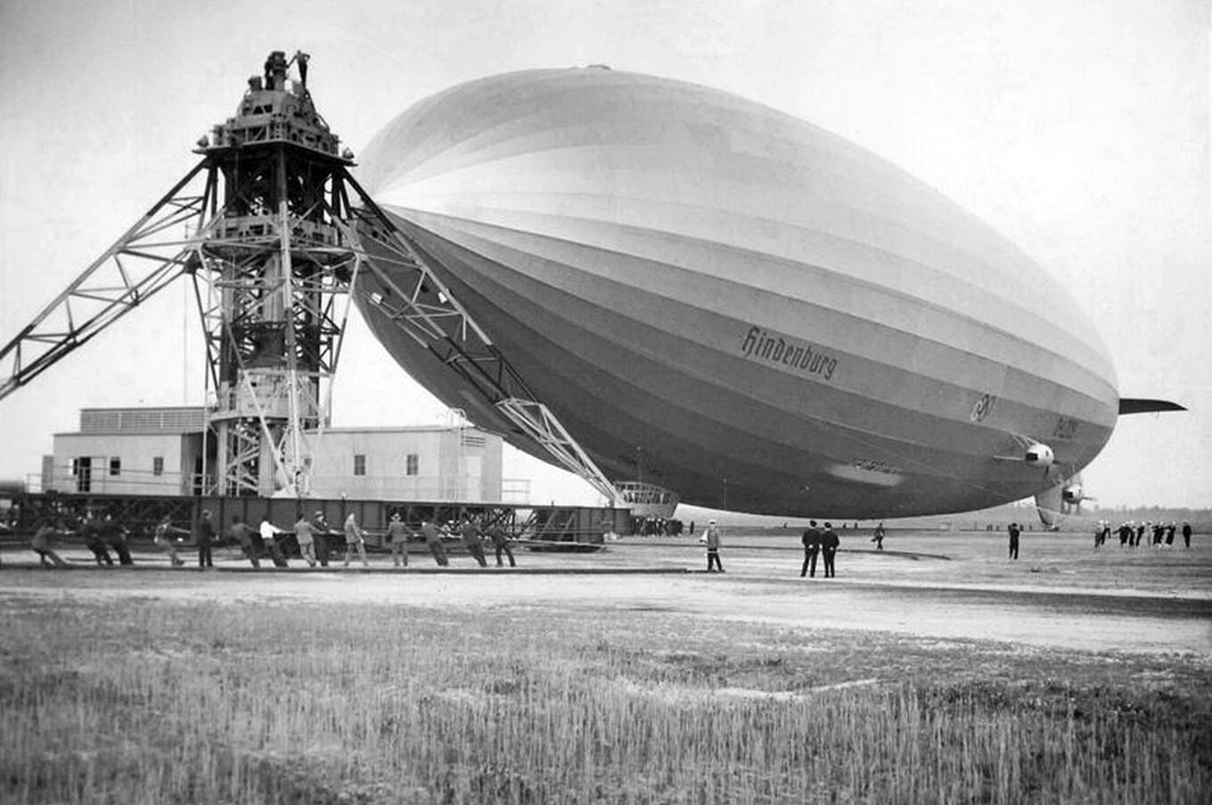 1937 年に初めてテレビで生中継された航空事故として大きな衝撃を与えたヒンデンブルク号(墜落前)。 ヒンデンブルク飛行船の旅