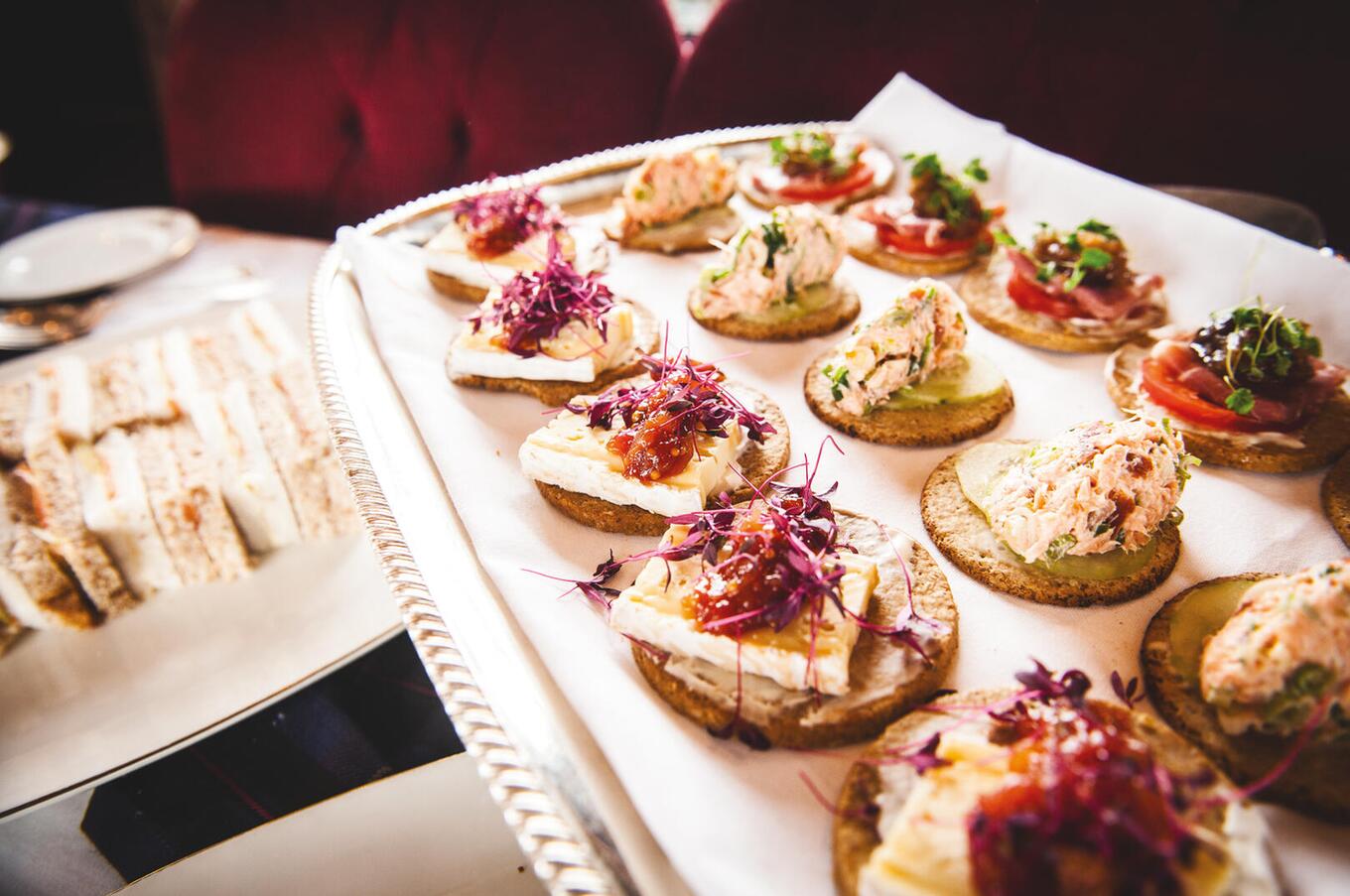 車上でのお食事では、野生のサーモンやシーフード、アバディーン・アンガス牛など、地元の食材を使った郷土料理を楽しむことができます。 豪華列車の旅 スコットランド ベルモンド・ロイヤル・スコッツマン