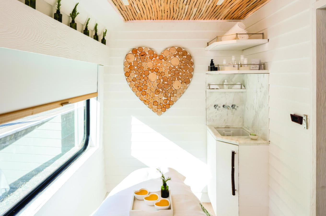 モダンなスパ・カーには2つのトリートメント・ルームがあり、パノラマの窓があります。 豪華列車の旅 スコットランド ベルモンド・ロイヤル・スコッツマン