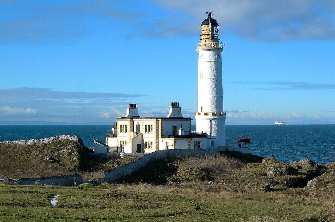 この灯台は1815年にスコットランド北海岸に建設されました。写真:Wikipedia コーズウォール灯台