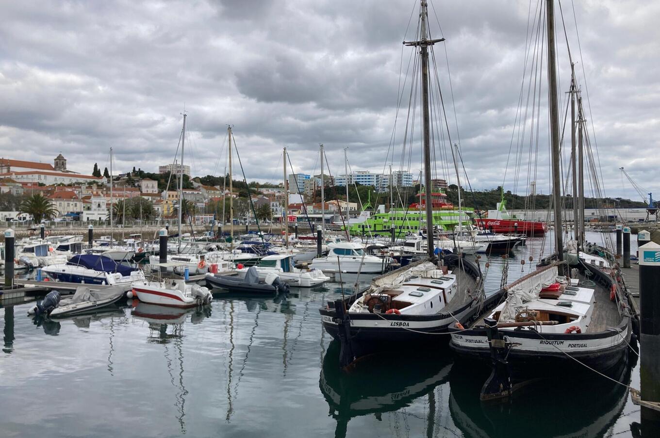 セトゥーバル港はポルトガルで最も重要な港のひとつです。 セトゥーバル港