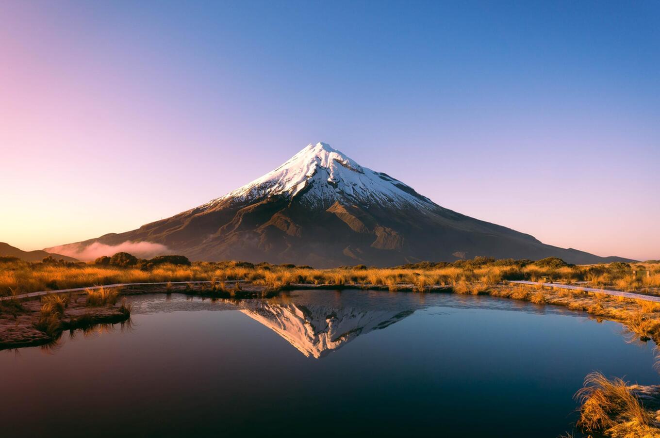 タラナキ山、エグモント山、またはカフラド山は、ニュージーランド北島の西海岸に位置する標高 2,500 メートルの休火山です。 マウント・タラナキ・トリップ・ニュージーランド